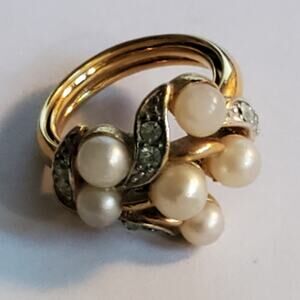 Vintage Avon gold tone metal and pearl Ring in Great condition  - Size 5